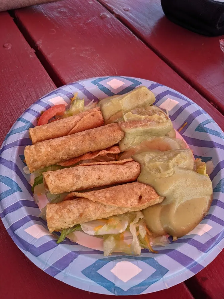 Chicken Taquitos w Guacamole